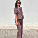 ÖNDEN BAĞLAMALI ÇİZGİ DETAYLI BLUZ KAHVE