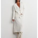 V YAKA TAŞ DÜĞMELİ CEPLİ YUMUŞAK DOKULU TRİKO HIRKA-EKRU